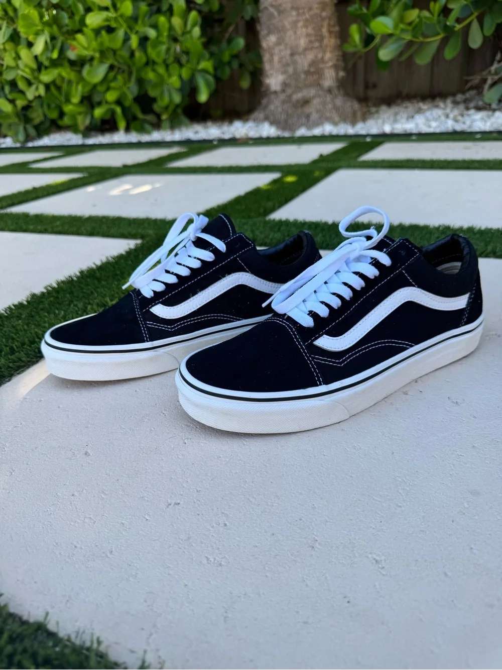 Vans women’s Old Skool Sneakers - Black & White